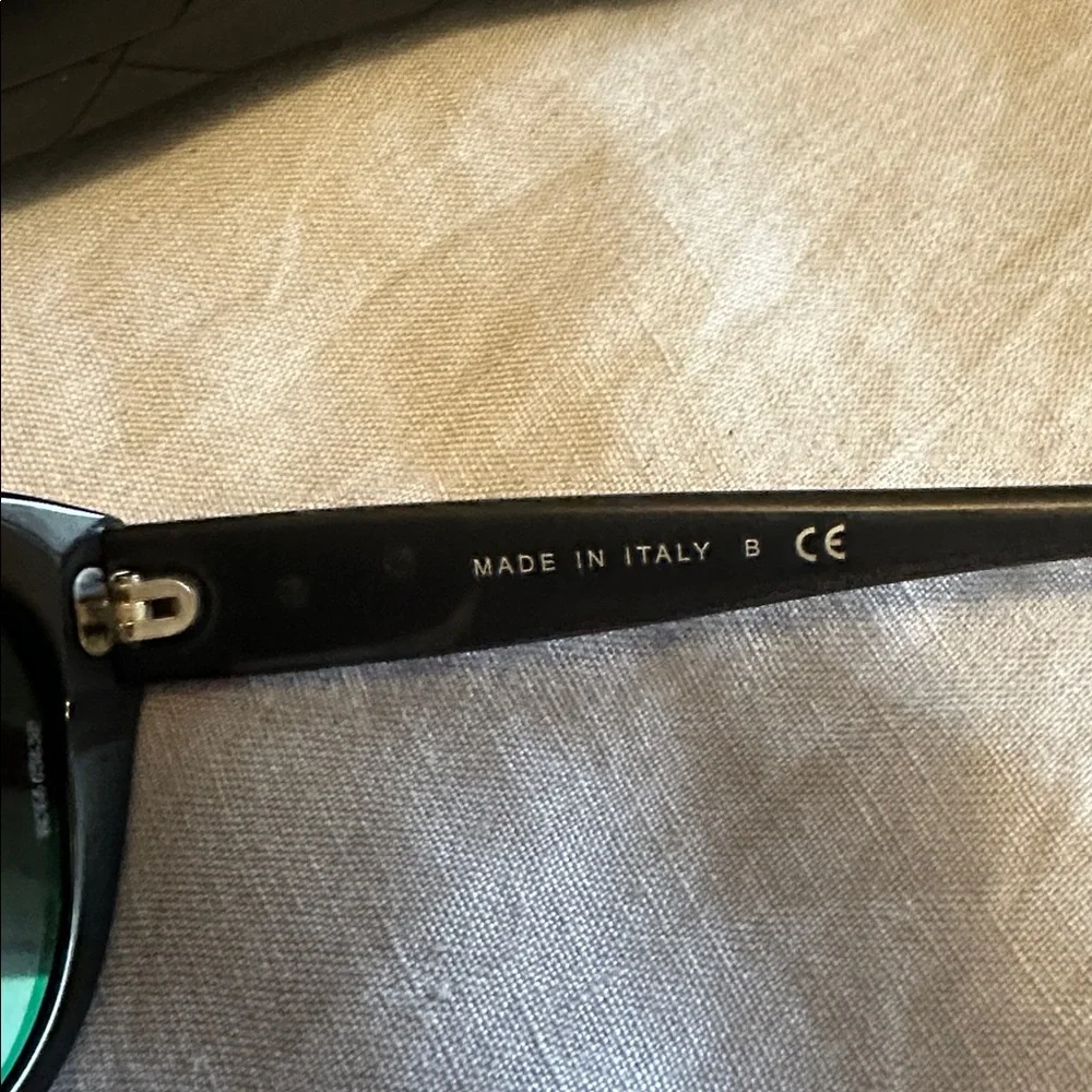 CHANEL Black Sunglasses with Camellia Motif - Picture 6 of 7